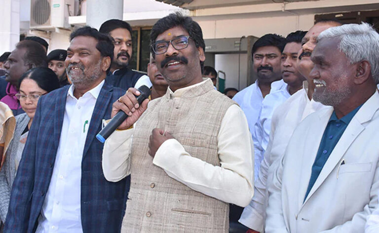 सोरेन सरकार के 4 साल होने पर बड़ा ऐलान, 50 साल वालों को भी मिलेगी वृद्धावस्‍था पेंशन