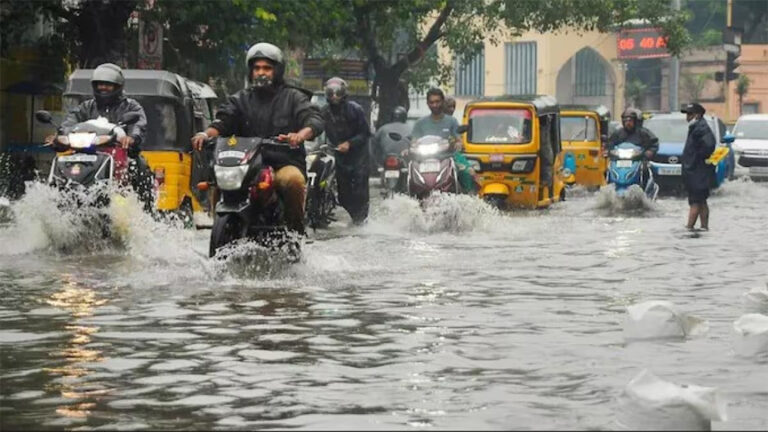 तमिलनाडु के कई हिस्सों में बारिश और बाढ़ के कारण खेत, सड़कें और रिहायशी इलाके जलमग्न