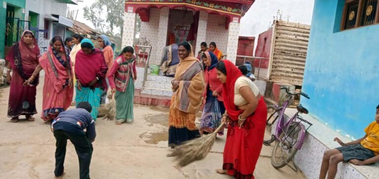 प्रधानमंत्री के आह्वान पर जिलेभर के मंदिरों में चल रही साफ-सफाई