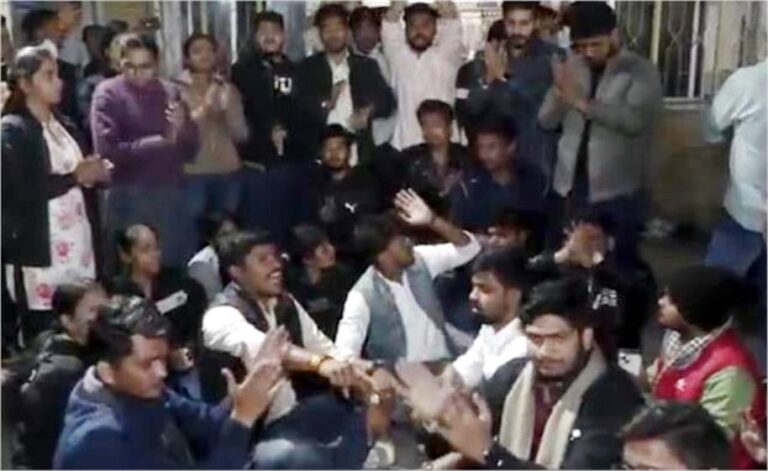 इंदौर में एबीवीपी कार्यकर्ताओं का हंगामा, देर रात सैंकड़ों कार्यकर्ताओं ने घेरा थाना , चार पुलिसकर्मी लाइन अटैच