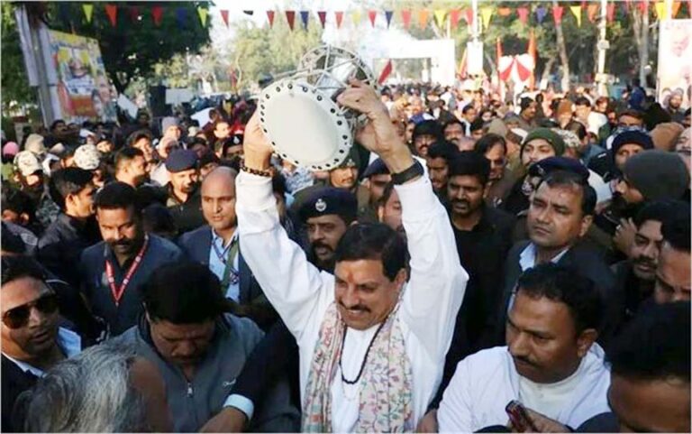 सीएम मोहन यादव राहगीरी आनंदोत्सव में थिरके, राहगीरों को बांटे तिल के लड्डू , श्री राम मंदिर परिसर में पहुंचकर की साफ – सफाई…