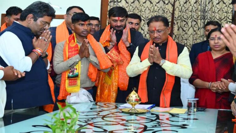 श्रीराम जन्मभूमि अयोध्याधाम से पावन ज्योति कलश पहुंचा छत्तीसगढ़, रामभक्तों ने वैदिक मंत्रोच्चार के साथ सीएम को सौंपा, यहां किया जाएगा प्रज्ज्वलित