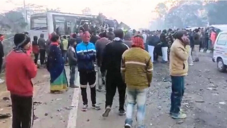 भीषड़ सड़क दुर्घटना : असम के डेरागांव में ट्रक से भिड़ी यात्रियों से भरी बस, 14 की मौत 27 गंभीर रूप से घायल