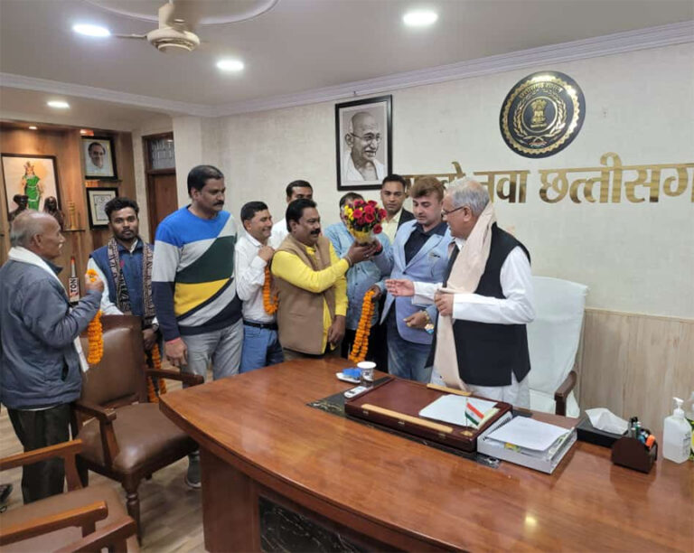 त्रिलोक श्रीवास् ने सहयोगियों सहित पूर्व मुख्यमंत्री भूपेश बघेल को दिया नूतन वर्ष की बधाइयां