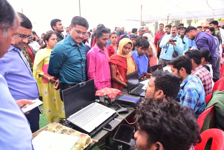 राजस्व शिविरों को ग्रामीणों और किसानों का मिला अच्छा प्रतिसाद
