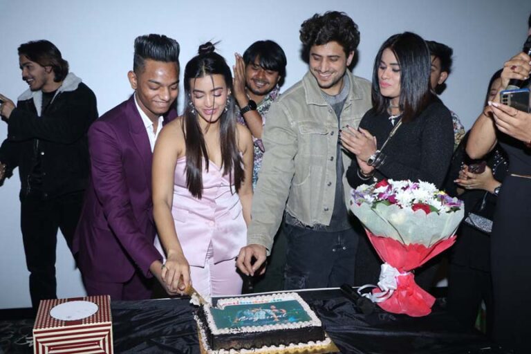 सोशल मीडिया स्टार आकृति अग्रवाल और अनीस मिर्ज़ा का म्युज़िक वीडियो “बेग़ैरत” हुआ लॉन्च