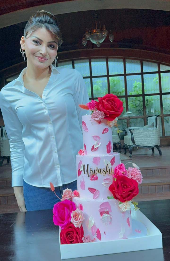 उर्वशी रौतेला ने ‘एनबीके 109’ के सेट पर काटा 25 लाख का शाही केक