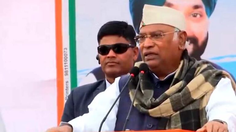 बिहार की राजनीतिक स्थिति पर एआईसीसी में चर्चा, खरगे के साथ भविष्य की रणनीति पर मंथन