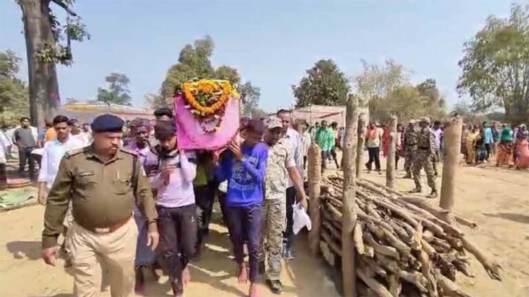 पंचतत्व में विलीन हुए नक्सली हमले में शहीद भुआर्य : विधायक समेत हजारों लोगों ने नम आंखों से दी अंतिम विदाई