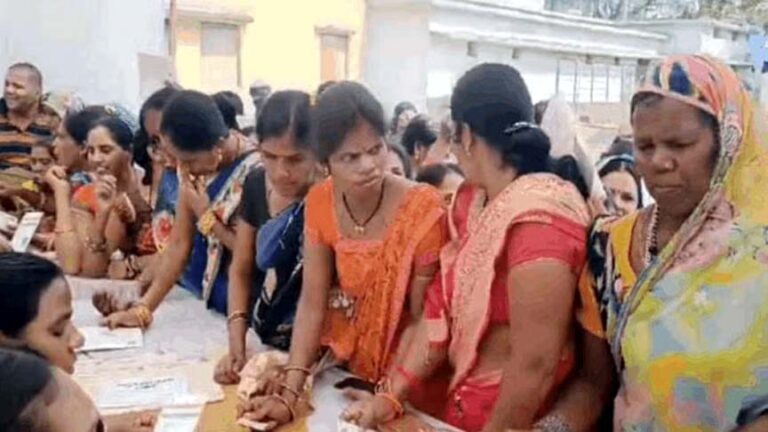 महतारी वंदन योजना: आवेदन प्रक्रिया शुरू होते ही फॉर्म के लिए लगी महिलाओं की भीड़, सुबह से लगी लंबी लाइन