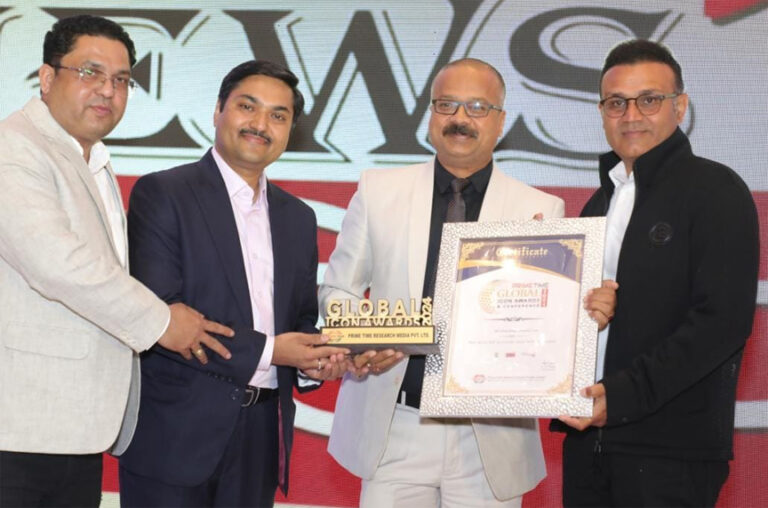 क्रिकेटर वीरेंद्र सहवाग के करकमलों से डी.के. सोनी  अधिवक्ता को मिला ग्लोबल आइकॉन 2024 का अवार्ड