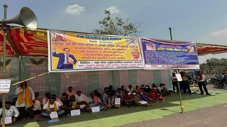 धरने पर श्रम सेवा भूमि स्थापित कामगार संगठन, जिला प्रशासन के खिलाफ की नारेबाजी