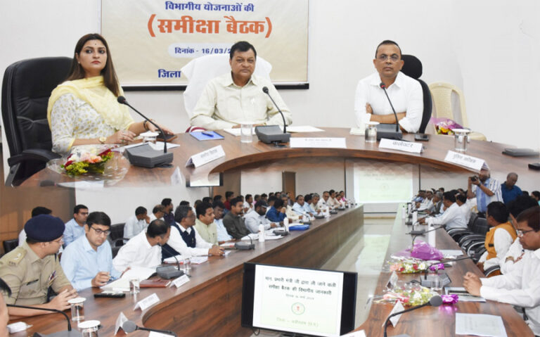 शासन की कल्याणकारी योजनाओं का क्रियान्वयन जमीनी स्तर पर करते हुए अंतिम व्यक्ति तक लाभ पहुंचाना सुनिश्चित करें- लखनलाल देवांगन