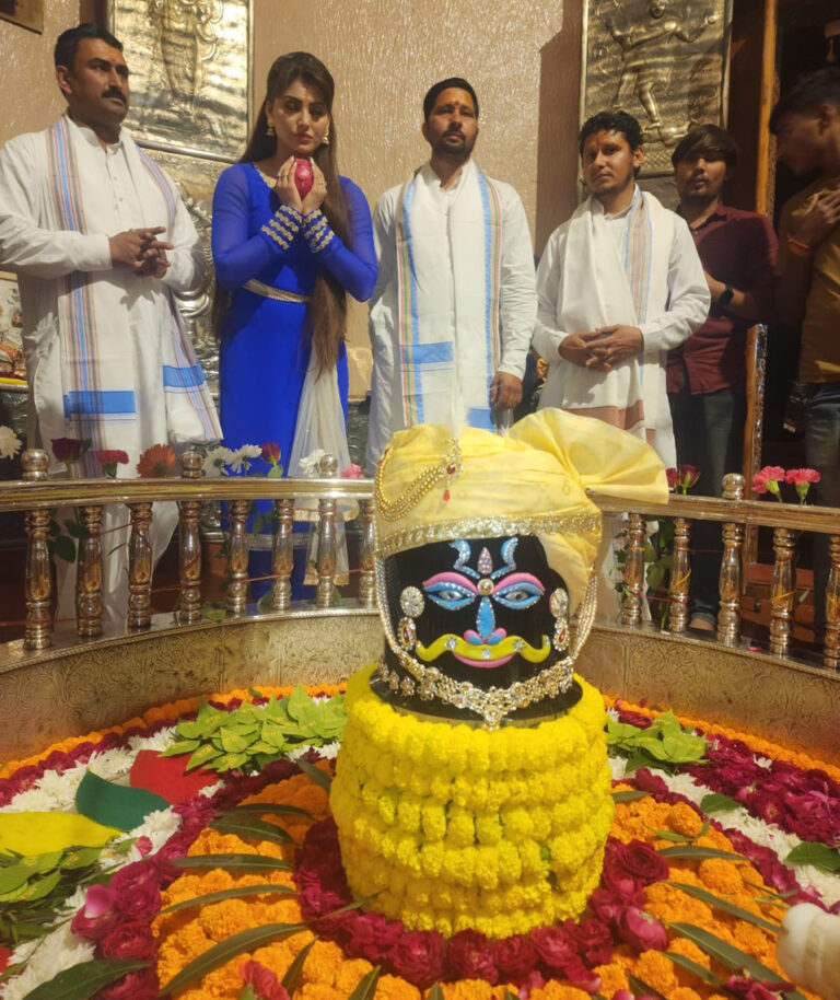 हरियाणा की तारा बाबा कुटिया मंदिर में लिया उर्वशी रौतेला ने महादेव का आशीर्वाद