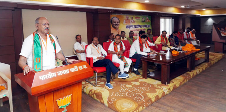 भाजपा रायपुर लोकसभा संयुक्त प्रकोष्ठ की बैठक प्रत्याशी बृजमोहन ने किया संबोधित