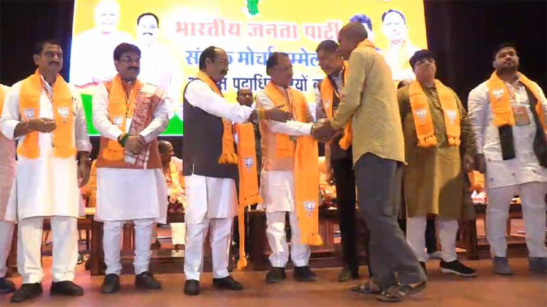 सैकड़ों लोगों के साथ कांग्रेस के कई नेता भाजपा में शामिल, सीएम साय ने गमछा पहनाकर कराया प्रवेश
