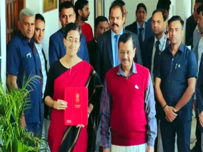 अब दिल्ली की हर महिला को मिलेंगे एक हजार रुपये महीना, केजरीवाल सरकार ने किया बड़ा एलान