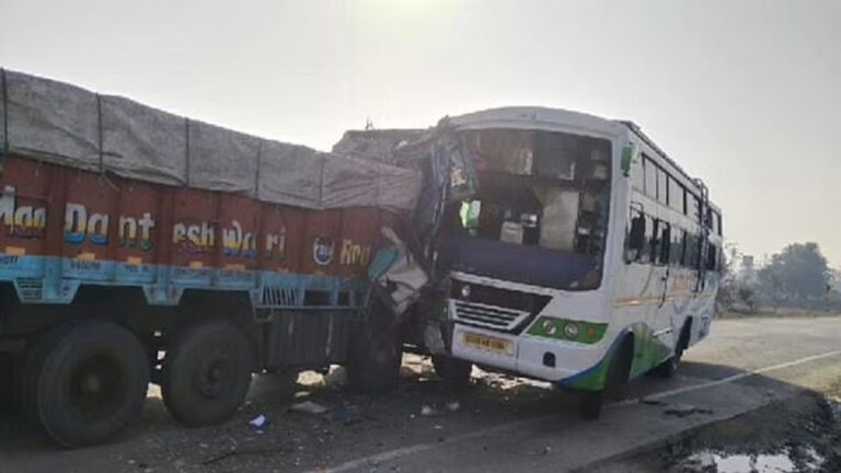 यात्री बस और ट्रक में जोरदार भिड़ंत, दोनों चालक गंभीर रूप से घायल, छह यात्रियों को भी आई चोटें