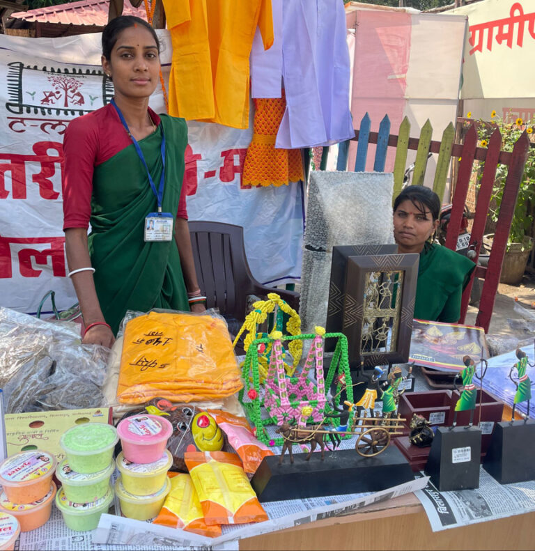 इस होली पर महिला समूहों द्वारा तैयार हर्बल गुलाल के बिखरेंगे रंग