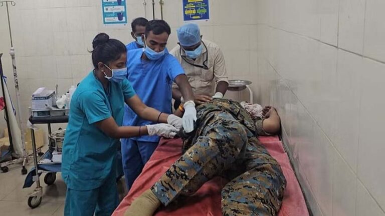 अनियंत्रित होकर पलटी जवानों से भरी बस, कई घायल; छह की हालत गंभीर