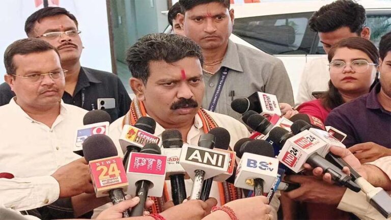 सुकमा मुठभेड़ पर डिप्टी सीएम विजय शर्मा बाेले- नक्सलियों को समझना होगा कि बंदूक से अस्पताल-स्कूल नहीं बनते, कांग्रेस के स्टार प्रचारकों के प्रदेश दौरे पर भी साधा निशाना