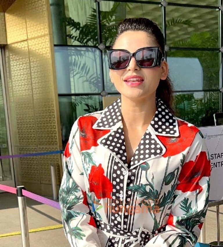 डोल्से गब्बाना ड्रेस और रोलेक्स घड़ी में नजर आईं उर्वशी रौतेला ने लोगों का दिल जीता