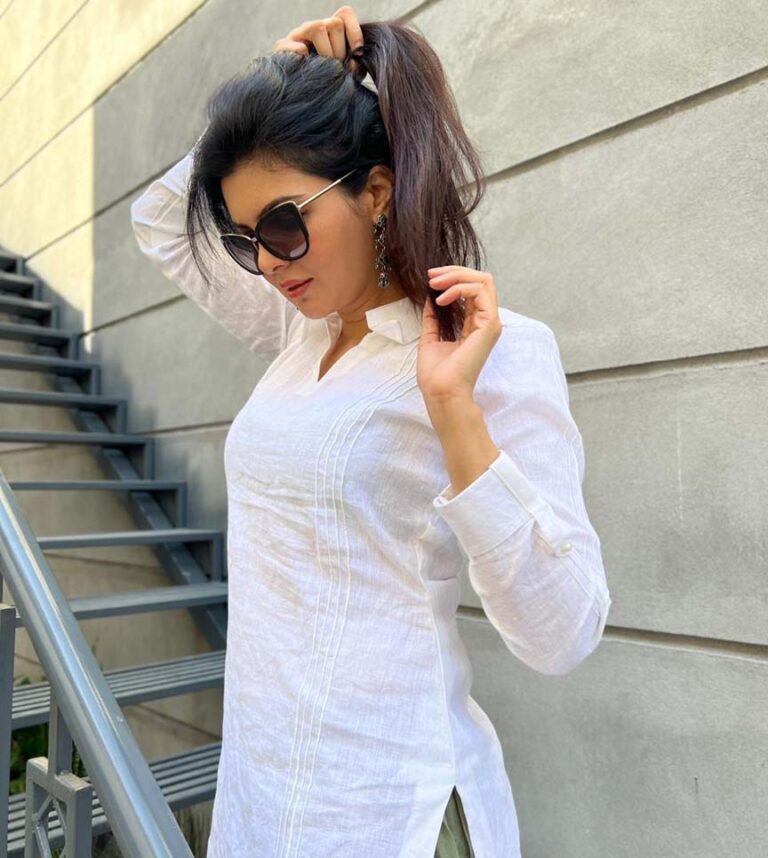 सफेद कुर्ती में इहाना ढिल्लों का चुंबकीय अवतार