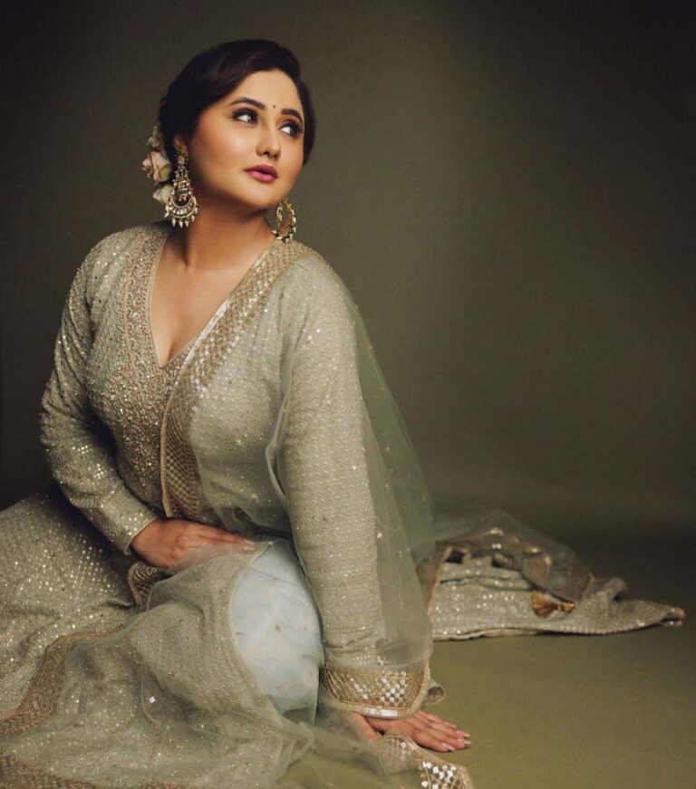 दिल जीत रहा है रश्मि देसाई का बेदाग एथनिक अवतार