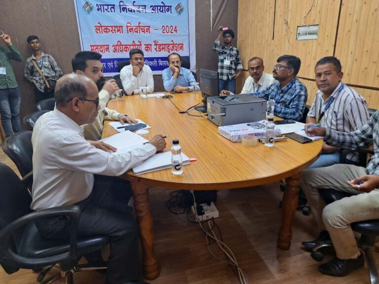 चुनाव कराने मतदान दलों का रेंडमाइजेशन से हुआ गठन