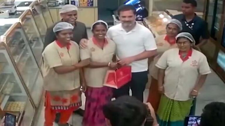 चुनावी रैली के बीच कोयंबटूर में मिठाई की दुकान पहुंचे राहुल गांधी, खरीदे गुलाब जामुन
