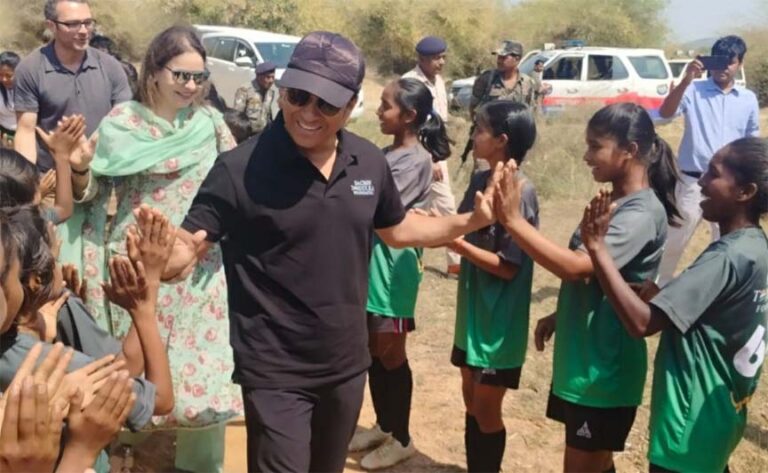 सचिन तेंदुलकर ने युवा संस्था के ग्रामीण महिला फुटबॉलर्स से की मुलाकात, साथ में खेला फुटबाल