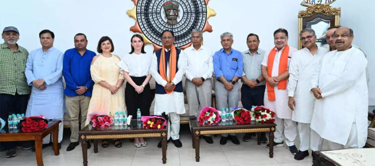 लोकतंत्र का सबसे बड़ा त्यौहार देखने छत्तीसगढ़ आया विदेशी राजनयिक दल