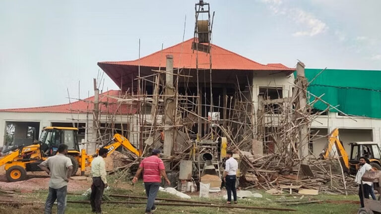 निर्माणाधीन इमारत का स्ट्रक्चर भरभरा कर नीचे गिरा, 13 मजदूर दबे; घायलों को अस्पताल में कराया भर्ती