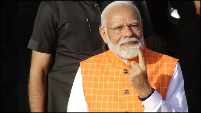 प्रधानमंत्री मोदी ने मतदान के बाद लोगों से की स्वास्थ्य का ध्यान रखने की अपील, भीड़ में बच्चे को दुलारा