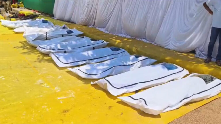 बीजापुर में 12 नक्सलियों के शव को जिला अस्पताल लाया गया