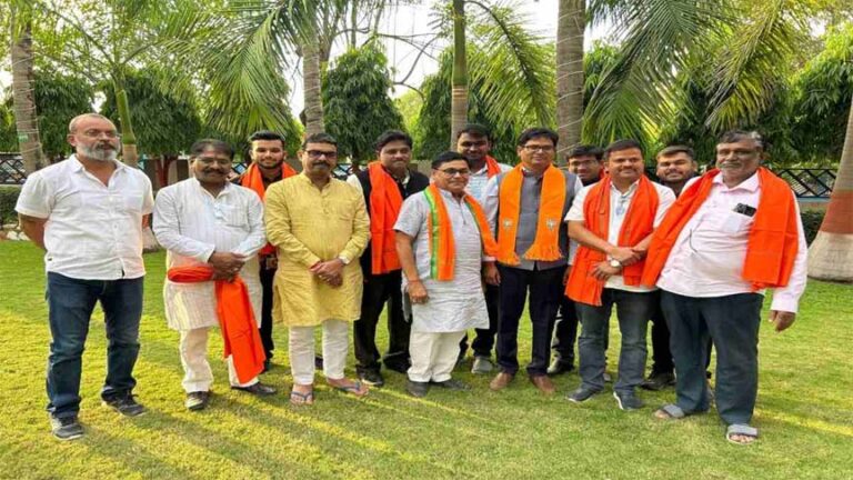 जिला पंचायत सदस्य सहित कांग्रेस नेताओं ने थामा भाजपा का दामन, वित्त मंत्री चौधरी के समक्ष पीएम मोदी के नेतृत्व पर जताया विश्वास