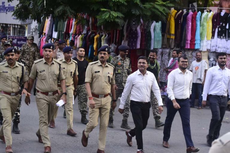 शांतिपूर्ण निर्वाचन सम्पन्न कराने शहर में सुरक्षाबलों ने किया फ्लैग मार्च