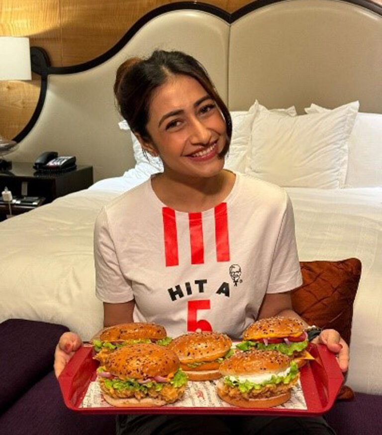 धनश्री की सफ़ेद टी-शर्ट पर लिखे ‘हिट ए 5’ का क्या है राज़