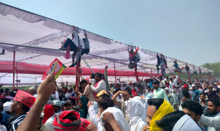 आजमगढ़ में अखिलेश यादव की जनसभा में अचानक मची भगदड़, पुलिस ने हालात को नियंत्रण में किया