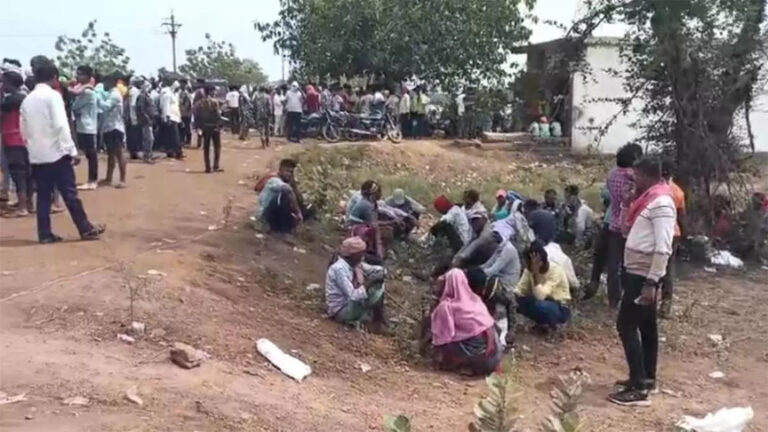 बारूद फैक्ट्री के बाहर धरने पर बैठे लापता मजदूरों के परिजन, रेस्क्यू ऑपरेशन जारी