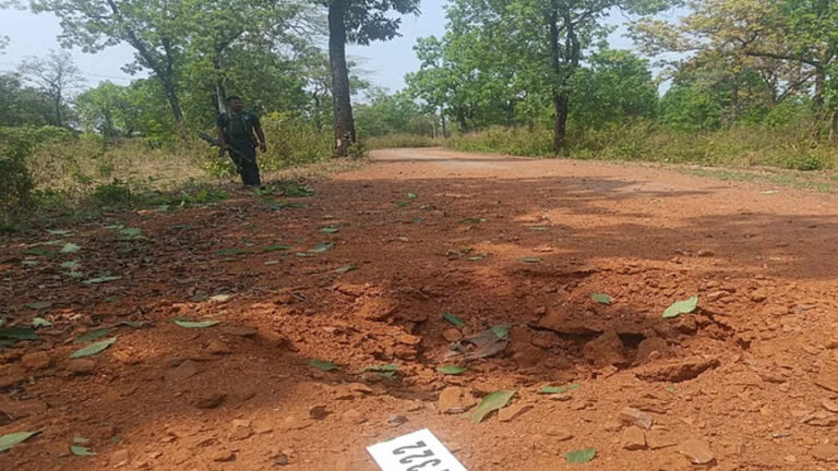 नक्सलियों ने किया आईईडी ब्लास्ट, बाल-बाल बचे टीआई, इलाके में सर्चिंग अभियान जारी