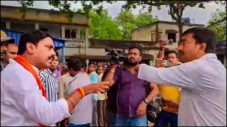 तीसरे चरण के मतदान में भी हिंसा, बंगाल में भाजपा उम्मीदवार से भिड़ा टीएमसी का बूथ कार्यकर्ता
