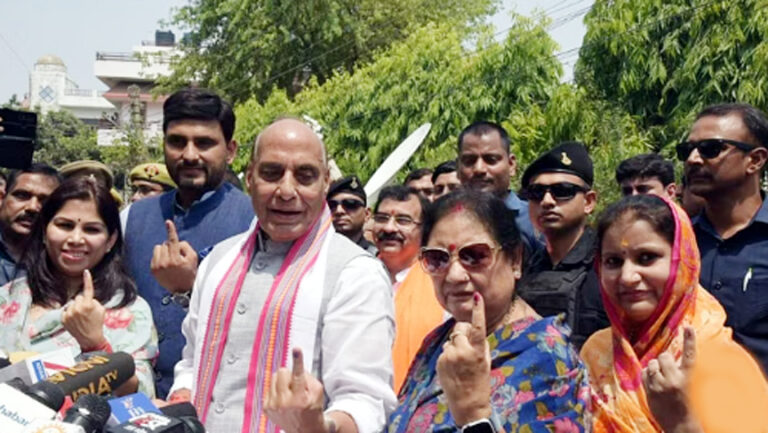 राजनाथ सिंह ने लखनऊ में परिजनों के साथ किया मतदान, बोले- 400 सीटें जीतेगा एनडीए