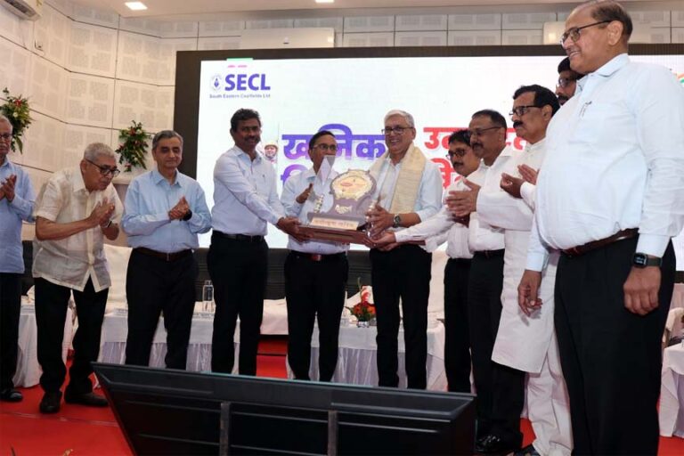 एसईसीएल मुख्यालय में खनिक दिवस सोल्लासपूर्ण मनाया गया