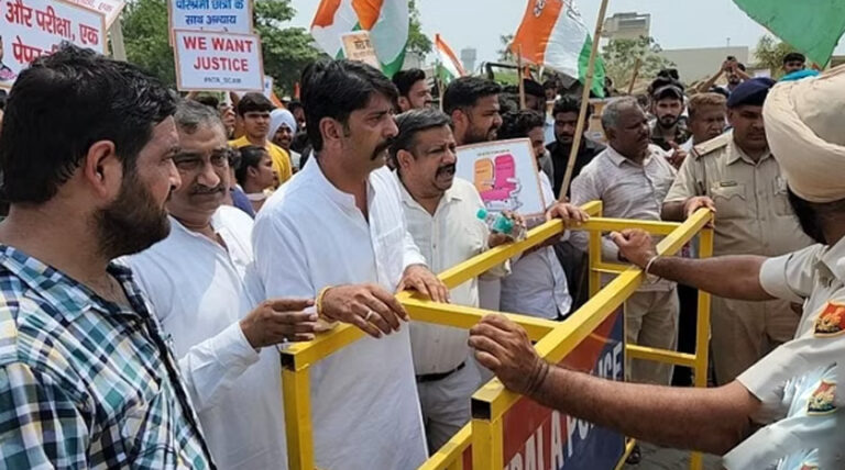 नीट पेपर धांधली के विरोध में युवाओं और कांग्रेस का प्रदर्शन, भाजपा कार्यालय का घेराव कर लगाया ताला