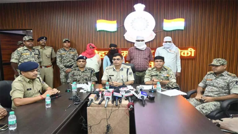 नक्सलियों का मुखबिर निकला पंचायत सचिव, आईजी ने किया खुलासा