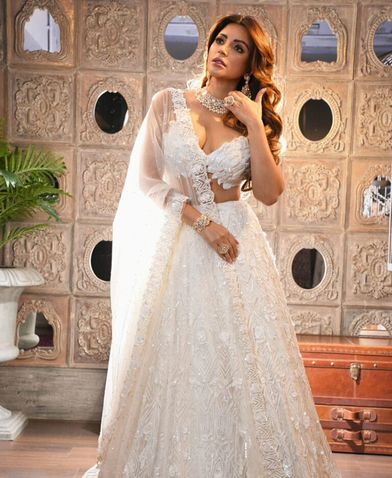 सफ़ेद परिधानों में हीरे की तरह चमकती है शमा सिकंदर