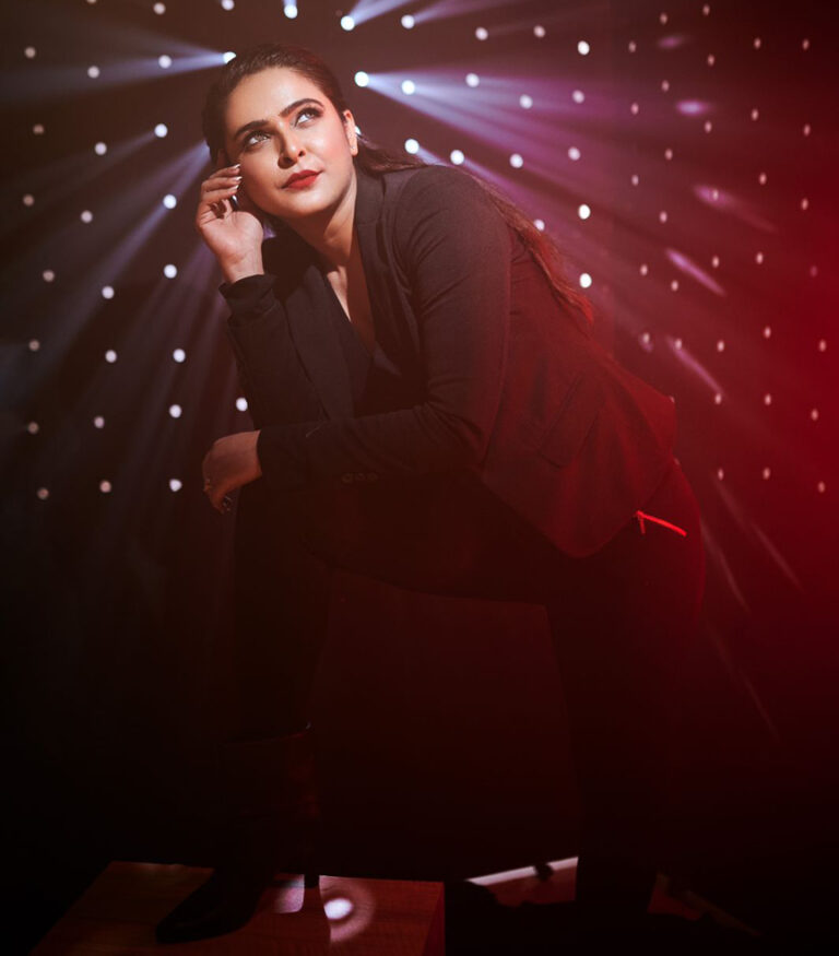 काले परिधान में दिलों की धड़कन बनी मधुरिमा तुली