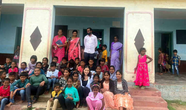 सनी लियोनी ने कर्नाटक में अपनी अगली फिल्म की शूटिंग के दौरान एक ग्रामीण स्कूल का दौरा किया