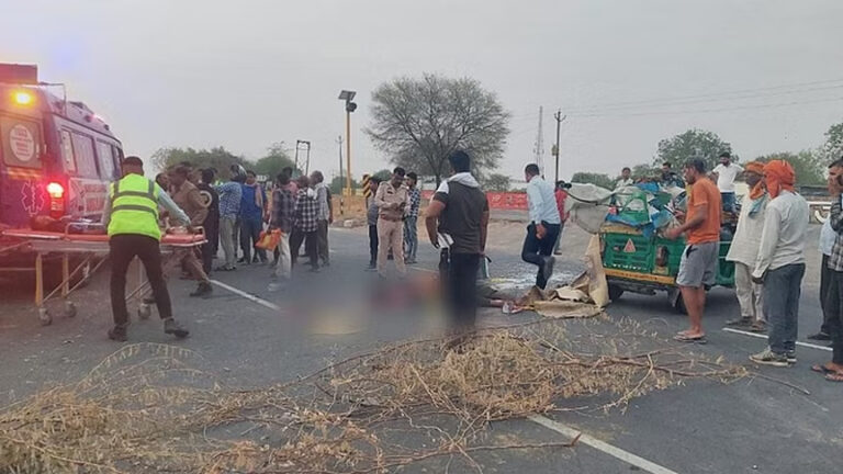 आगरा दिल्ली हाईवे पर सुबह-सुबह भीषण हादसा, पिता और दो बच्चों की मौत; पत्नी की हालत गंभीर